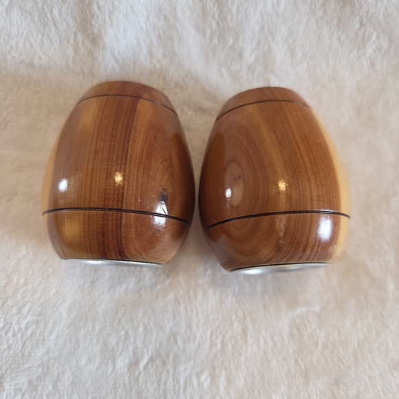 Vintage 2 Tone Wooden Barrel Salt And Pepper Shakers Collectible Logan Iowa - Picture 5 of 9